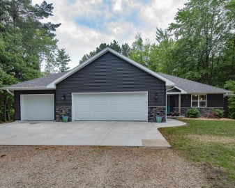 717 Maple Leaf Trail, Little Suamico, WI 54171-9729