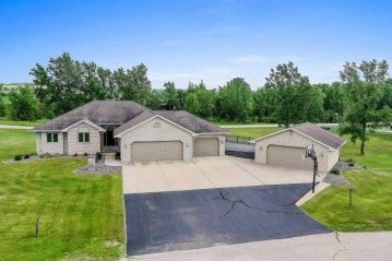 E1601 Canyon Creek Circle, Luxemburg, WI 54217