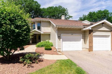 105 Meadow Oak Tr, Waunakee, WI 53597