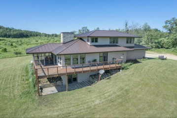 W2140 Behnke Rd, Brooklyn, WI 53521