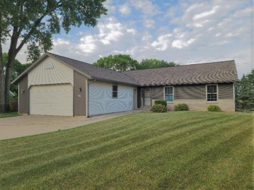 630 Oak Hill Dr, Wyocena, WI 53954