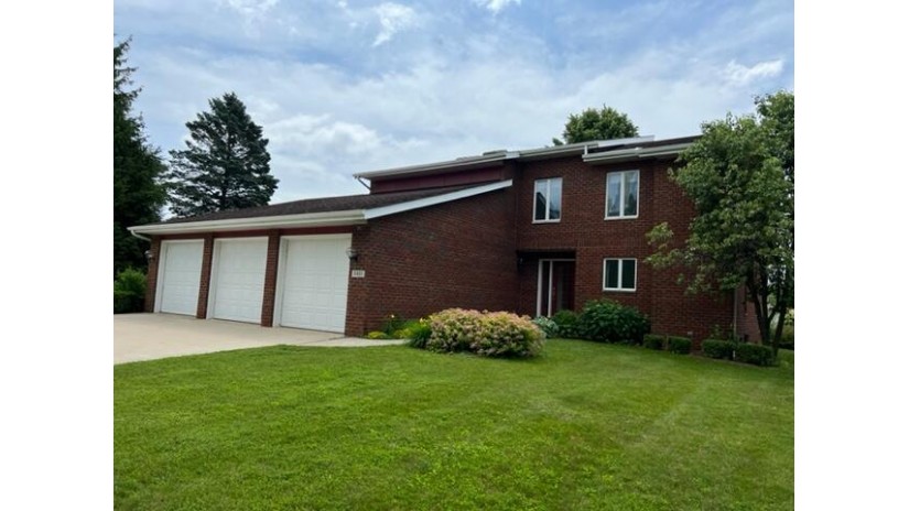 2421 Riverhills Rd Two Rivers, WI 54241 by Weichert, Realtors CornerStone $374,900