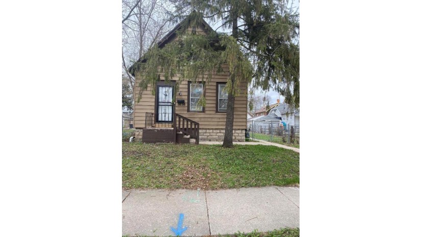 5256 N 38th St Milwaukee, WI 53209 by Homestead Realty, Inc $75,000
