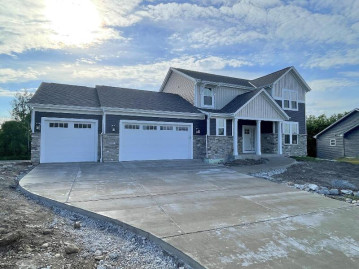 914 Foxwalk Dr, Waterford, WI 53185