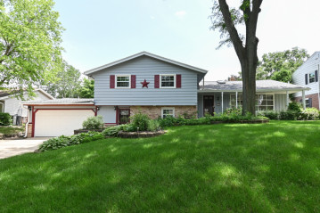 2738 N 118th St, Wauwatosa, WI 53222-4109