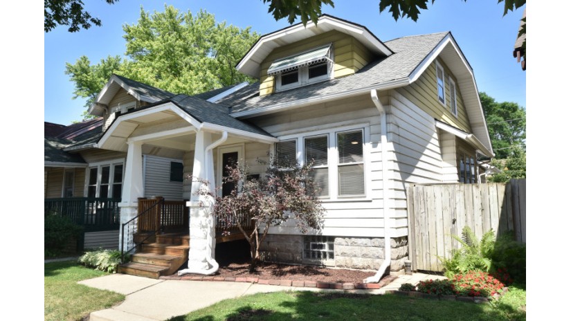 3032 S Clement Ave Milwaukee, WI 53207 by Shorewest Realtors $247,000