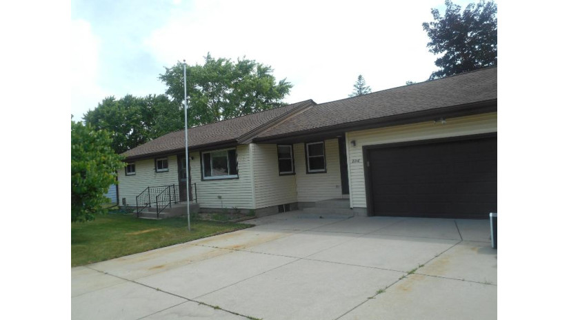 8818 S 79th St Franklin, WI 53132 by Mel Wendt Realty, Inc. $274,900