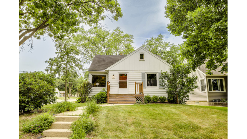 3201 N 88th St Milwaukee, WI 53222 by Shorewest Realtors $185,000