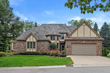 8623 S Country Club Dr, Franklin, WI 53132-2715