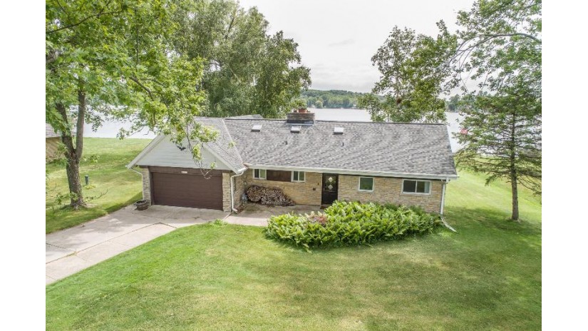 4721 N Friess Lake Dr Richfield, WI 53033 by Benefit Realty $449,900