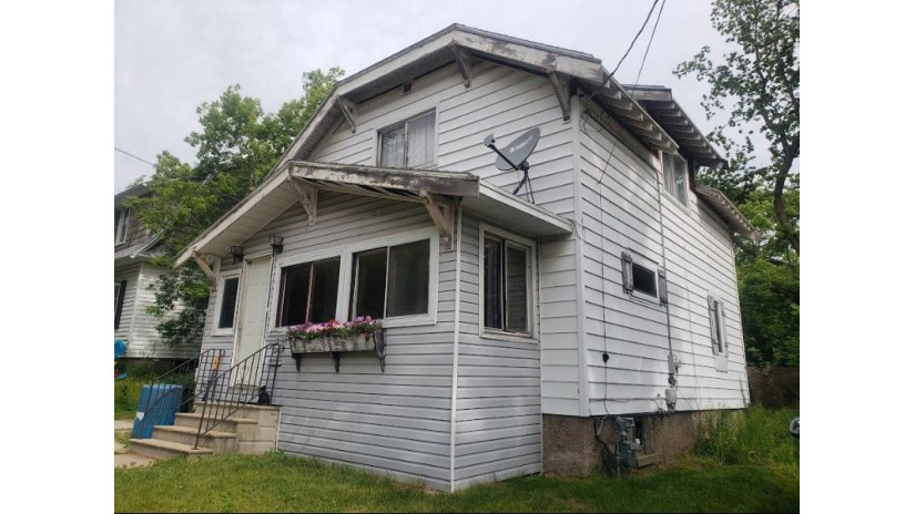 1210 Columbus St Manitowoc, WI 54220 by Coldwell Banker Real Estate Group~Manitowoc $69,900