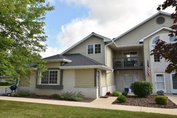 W240N2510 E Parkway Meadow Cir 8, Pewaukee, WI 53072-5832