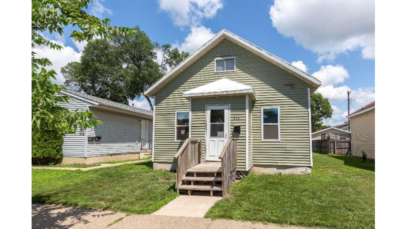 913 6th St  S La Crosse, WI 54601 by RE/MAX Results $149,900