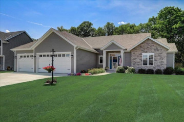 W224N4557 Seven Oaks Dr, Pewaukee, WI 53072-2011