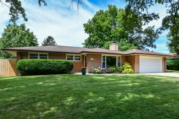 1259 N 117th St, Wauwatosa, WI 53226-3221