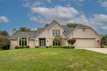 895 Weston Hills Dr, Brookfield, WI 53045-3757