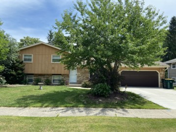 1017 Cherrywood Cir, West Bend, WI 53090-2122