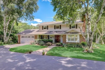 10930 Hidden Valley Dr, Cedarburg, WI 53012