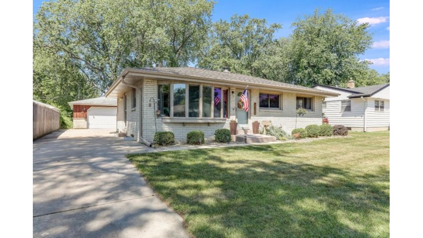 7852 10th Ave Kenosha, WI 53143 by Cove Realty, LLC $284,900