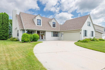 452 W Highland Dr, Grafton, WI 53024-8714