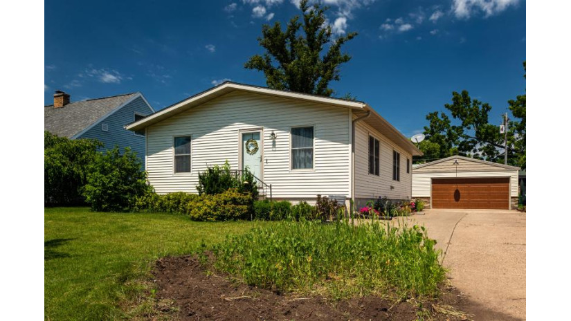 2915 Leonard St La Crosse, WI 54601 by Castle Realty, LLC $214,900