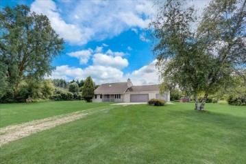 8145 Kettle View Dr, Kewaskum, WI 53040