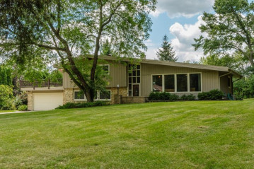 1255 Rolling Green Dr, Brookfield, WI 53186-5432