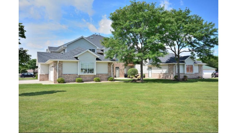 4758 W Maple Leaf Cir Greenfield, WI 53220-2780 by First Weber Inc- Greenfield $239,999