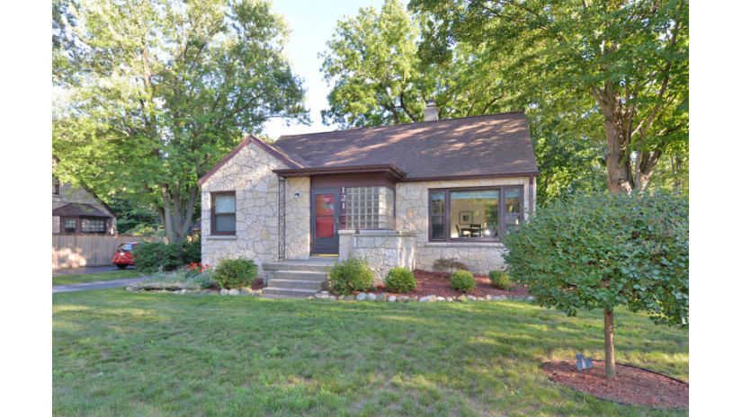 121 Lincoln Ave Mukwonago, WI 53149 by Shorewest Realtors $260,000