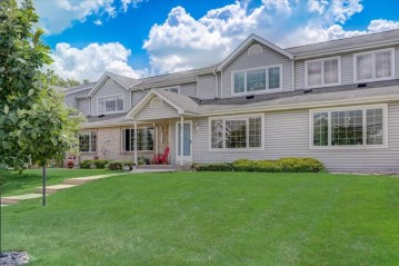 10153 W Whitnall Edge Dr B, Franklin, WI 53132-2810