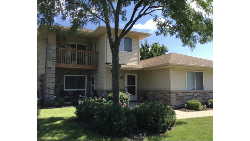 4829 W Maple Leaf Cir Greenfield, WI 53220-2784 by Coldwell Banker Realty $219,900