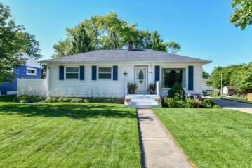 1395 James Cir, South Milwaukee, WI 53172-1130