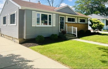 3729 E Klieforth Ave, Cudahy, WI 53110-3109