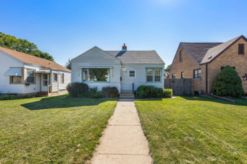 2126 S 88th St, West Allis, WI 53227-1604