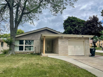 10204 W Feerick Pl, Wauwatosa, WI 53222-2317