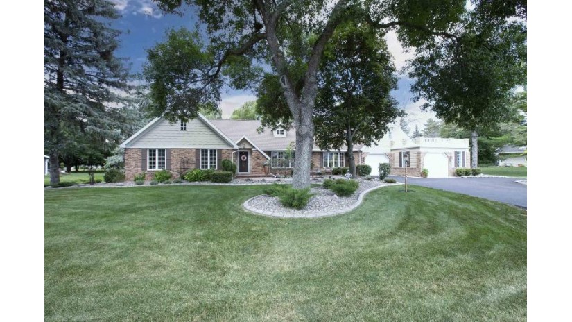 9 Meadowbrook Lane Grand Chute, WI 54914 by Century 21 Affiliated - PREF: 920-428-0066 $463,000