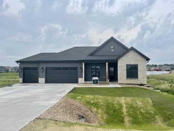 4090 Royal View Dr, Windsor, WI 53532