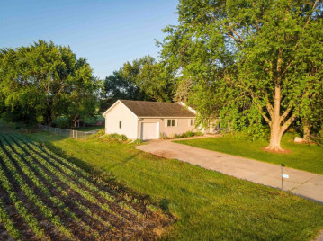 1405 Hommen Rd, Deerfield, WI 53531