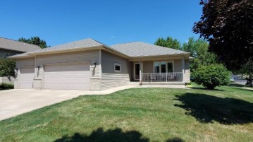 215 E Northlawn Dr, Cottage Grove, WI 53527