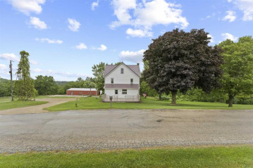 W7032 Highpoint Rd, Washington, WI 53570