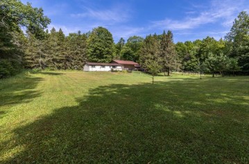 9511 Forest Lake Ln, Armstrong Creek, WI 54103