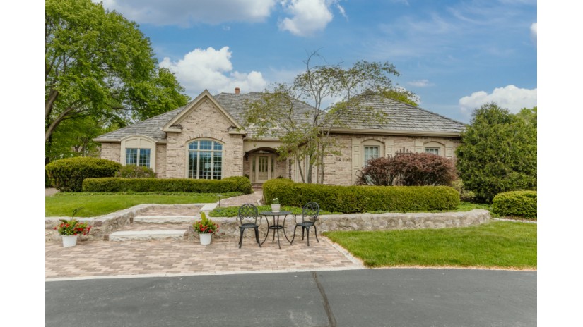 14290 Chesterwood Dr Brookfield, WI 53005 by Shorewest Realtors $935,000