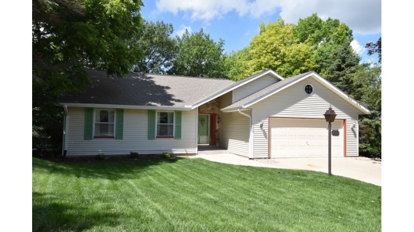 2523 Stonefield Ct Waukesha, WI 53188 by Shorewest Realtors $374,900