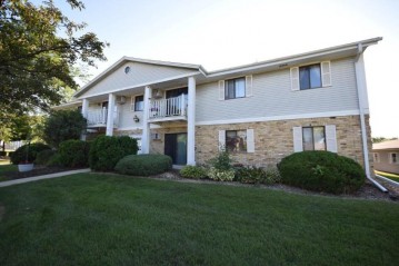 786 S River Rd 2, West Bend, WI 53095-4335