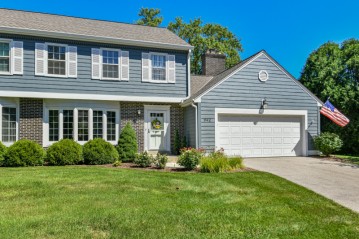 942 W Shaker Cir, Mequon, WI 53092-6032