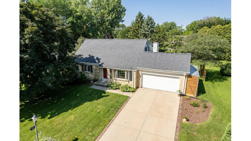 516 Sweetbriar Ln Watertown, WI 53098 by Realty Executives Platinum - 920-539-5392 $339,900