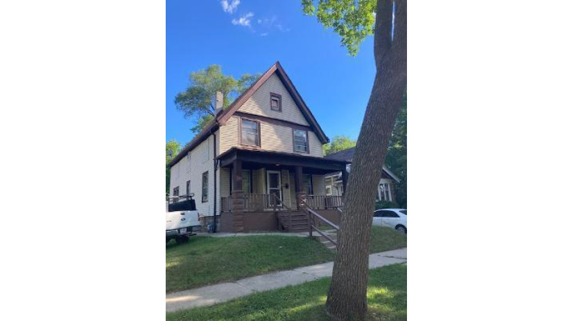 2912 W Fairmount AVE Milwaukee, WI 53209 by HomeWire Realty $78,500