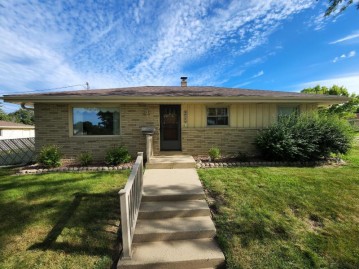 2836 E Iona Ter, Cudahy, WI 53110-2526