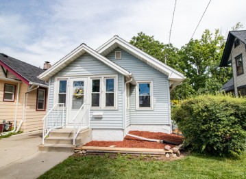 140 Cook St, Waukesha, WI 53186-4933