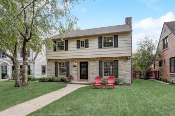 2751 Lefeber Ave, Wauwatosa, WI 53210-1141